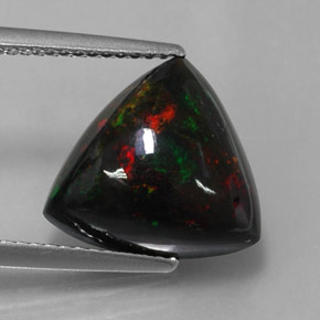 3.55カラットの天然マルチカラーブラックオパール（12.9×12.1 mm・トリリアント）