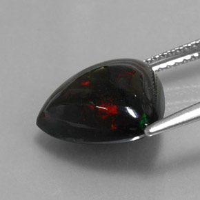 3.55カラットの天然マルチカラーブラックオパール（12.9×12.1 mm・トリリアント）