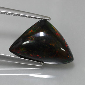 3.94カラットの天然マルチカラーブラックオパール（16.4×11.1 mm・トリリアント）