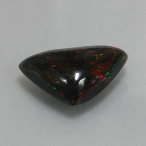 3.94カラットの天然マルチカラーブラックオパール（16.4×11.1 mm・トリリアント）