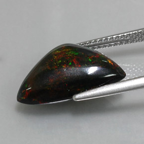 3.94カラットの天然マルチカラーブラックオパール（16.4×11.1 mm・トリリアント）