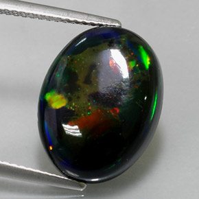 6.36カラットの天然マルチカラーブラックオパール（16.6×12.6 mm・オーバルカット）