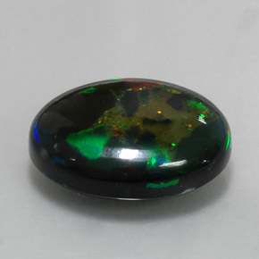 6.36カラットの天然マルチカラーブラックオパール（16.6×12.6 mm・オーバルカット）