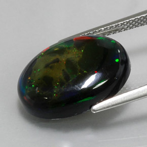 6.36カラットの天然マルチカラーブラックオパール（16.6×12.6 mm・オーバルカット）