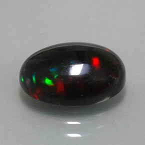 2.83カラットの天然マルチカラーブラックオパール（12.4×8.6 mm・オーバルカット）