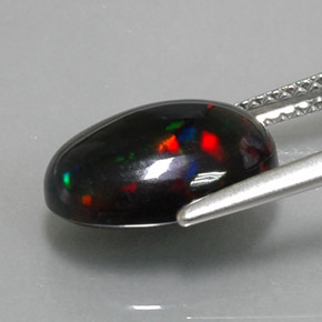 2.83カラットの天然マルチカラーブラックオパール（12.4×8.6 mm・オーバルカット）