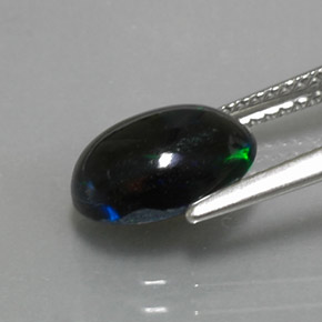 1.62カラットの天然マルチカラーブラックオパール（10.2×7.2 mm・オーバルカット）