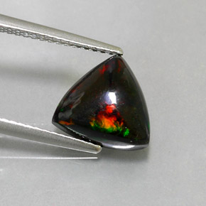 1.88カラットの天然マルチカラーブラックオパール（10.3×9.9 mm・トリリアント）