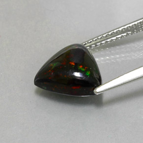 1.88カラットの天然マルチカラーブラックオパール（10.3×9.9 mm・トリリアント）