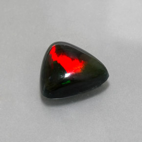 3.11カラットの天然マルチカラーブラックオパール（12.3×11.5 mm・トリリアント）