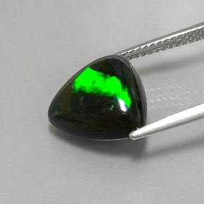 3.11カラットの天然マルチカラーブラックオパール（12.3×11.5 mm・トリリアント）