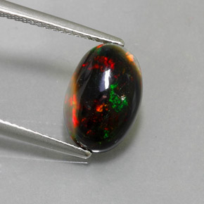 2.26カラットの天然マルチカラーブラックオパール（12.1×8.2 mm・オーバルカット）