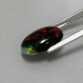 2.26カラットの天然マルチカラーブラックオパール（12.1×8.2 mm・オーバルカット）