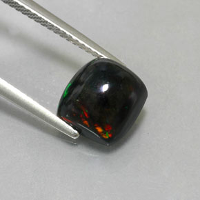2.40カラットの天然マルチカラーブラックオパール（8.8×8.2 mm・四角）