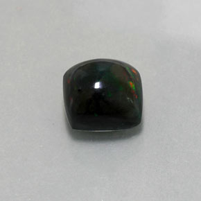 2.40カラットの天然マルチカラーブラックオパール（8.8×8.2 mm・四角）