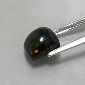 2.40カラットの天然マルチカラーブラックオパール（8.8×8.2 mm・四角）