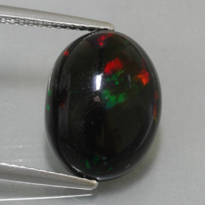 4.50カラットの天然マルチカラーブラックオパール（14.1×10.7 mm・オーバルカット）