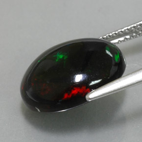 4.50カラットの天然マルチカラーブラックオパール（14.1×10.7 mm・オーバルカット）