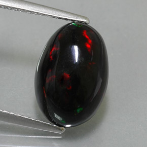 3.75カラットの天然マルチカラーブラックオパール（13.4×9.3 mm・オーバルカット）