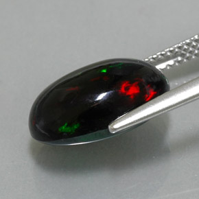 3.75カラットの天然マルチカラーブラックオパール（13.4×9.3 mm・オーバルカット）