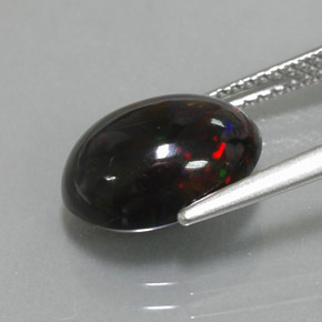 2.73カラットの天然マルチカラーブラックオパール（11.9×9 mm・オーバルカット）