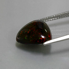 3.57カラットの天然マルチカラーブラックオパール（12.9×12.1 mm・トリリアント）