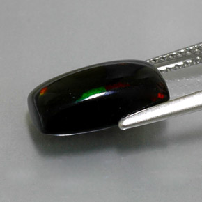 2.31カラットの天然マルチカラーブラックオパール（12.7×7.5 mm・バゲット）