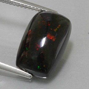 4.89カラットの天然マルチカラーブラックオパール（15.2×9.7 mm・クッションカット）