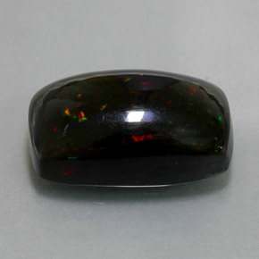 4.89カラットの天然マルチカラーブラックオパール（15.2×9.7 mm・クッションカット）