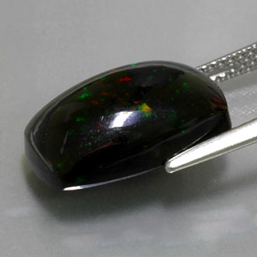 4.89カラットの天然マルチカラーブラックオパール（15.2×9.7 mm・クッションカット）