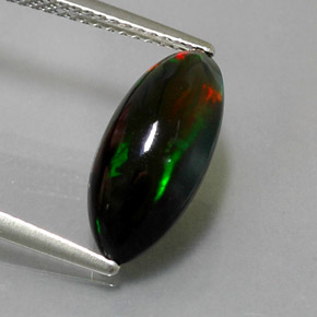 2.74カラットの天然マルチカラーブラックオパール（15.3×7.1 mm・マーキス）