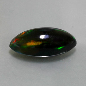 2.74カラットの天然マルチカラーブラックオパール（15.3×7.1 mm・マーキス）