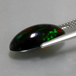 2.74カラットの天然マルチカラーブラックオパール（15.3×7.1 mm・マーキス）
