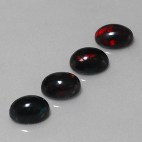 2.31カラットの天然マルチカラーブラックオパール（7×5 mm・オーバルカット）