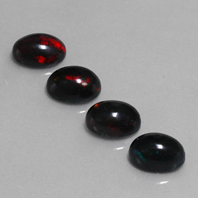 2.31カラットの天然マルチカラーブラックオパール（7×5 mm・オーバルカット）