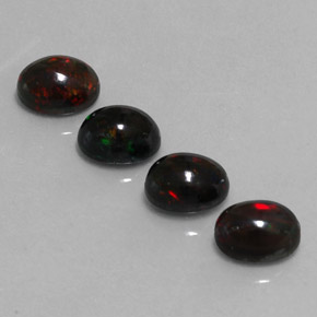 カラットの天然マルチカラーブラックオパール（8.2×6.2 mm・オーバルカット）