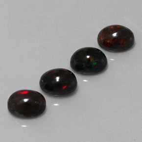カラットの天然マルチカラーブラックオパール（8.2×6.2 mm・オーバルカット）