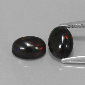 カラットの天然マルチカラーブラックオパール（6.9×5 mm・オーバルカット）