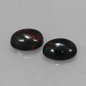 カラットの天然マルチカラーブラックオパール（6.9×5 mm・オーバルカット）
