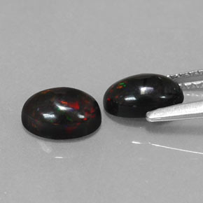 カラットの天然マルチカラーブラックオパール（6.9×5 mm・オーバルカット）