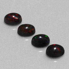 カラットの天然マルチカラーブラックオパール（6×4.1 mm・オーバルカット）