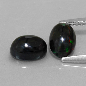 カラットの天然マルチカラーブラックオパール（6.9×5 mm・オーバルカット）
