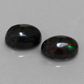 カラットの天然マルチカラーブラックオパール（6.9×5 mm・オーバルカット）