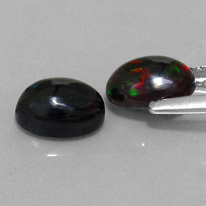 カラットの天然マルチカラーブラックオパール（6.9×5 mm・オーバルカット）