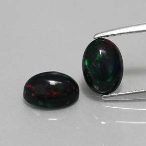 カラットの天然マルチカラーブラックオパール（7×5 mm・オーバルカット）