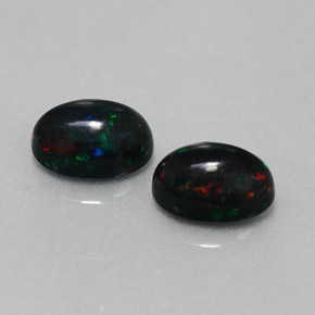 カラットの天然マルチカラーブラックオパール（7×5 mm・オーバルカット）