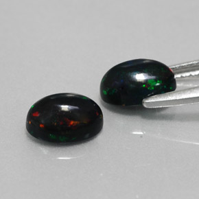 カラットの天然マルチカラーブラックオパール（7×5 mm・オーバルカット）