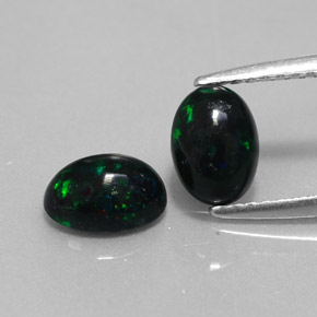 カラットの天然マルチカラーブラックオパール（6.9×5 mm・オーバルカット）