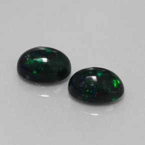 カラットの天然マルチカラーブラックオパール（6.9×5 mm・オーバルカット）