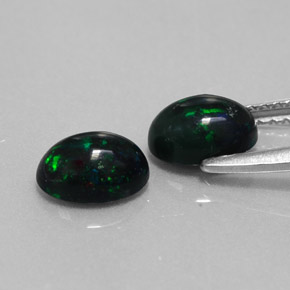 カラットの天然マルチカラーブラックオパール（6.9×5 mm・オーバルカット）
